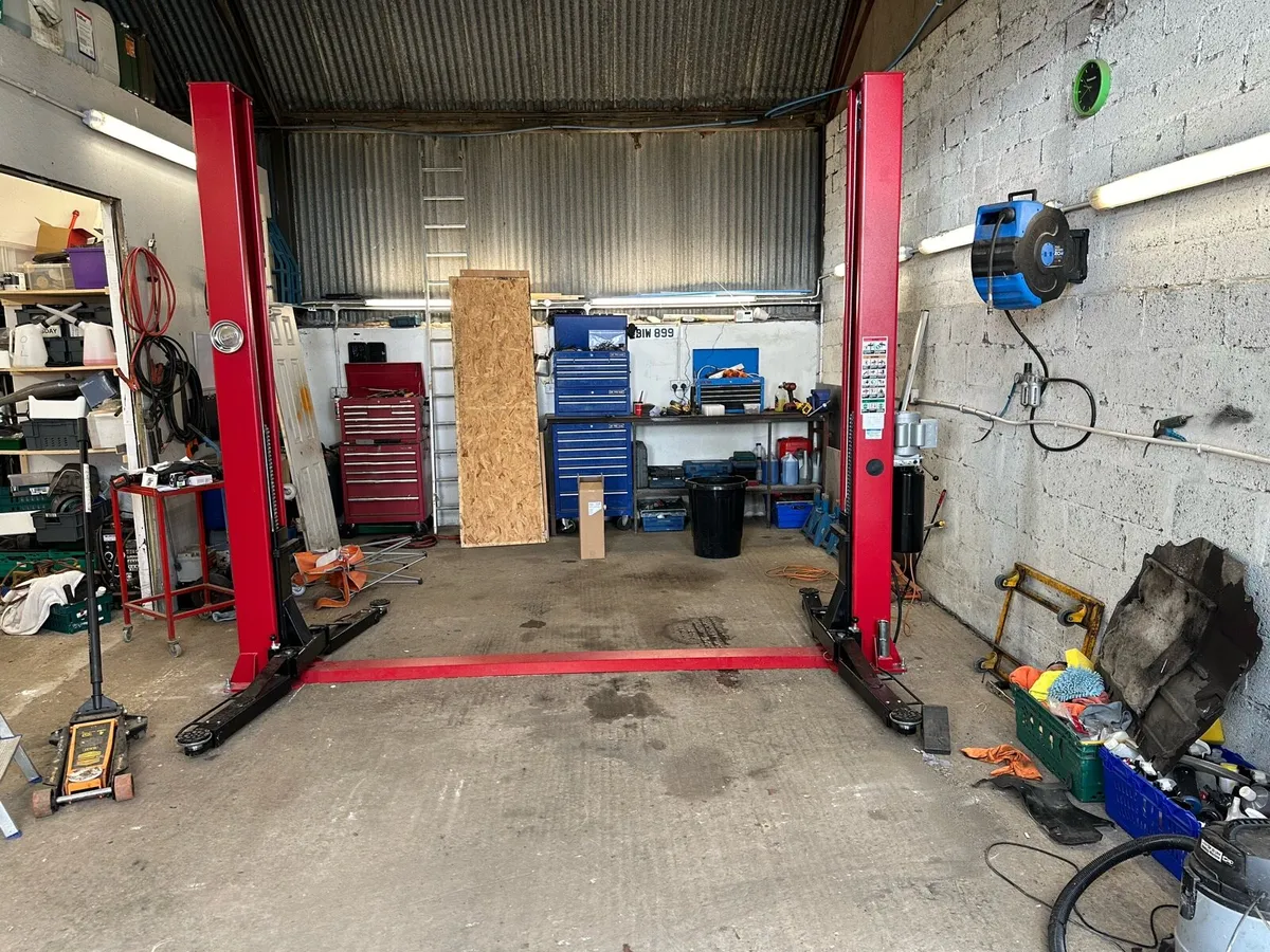 Brand new 2 post 4 ton car / van lift - Image 1