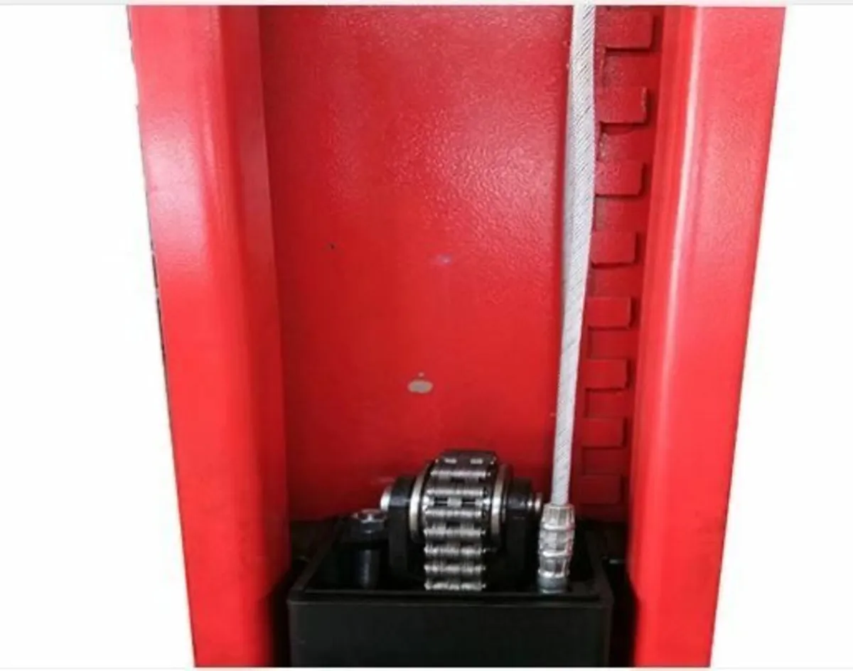 Brand new 2 post 4 ton car / van lift - Image 4