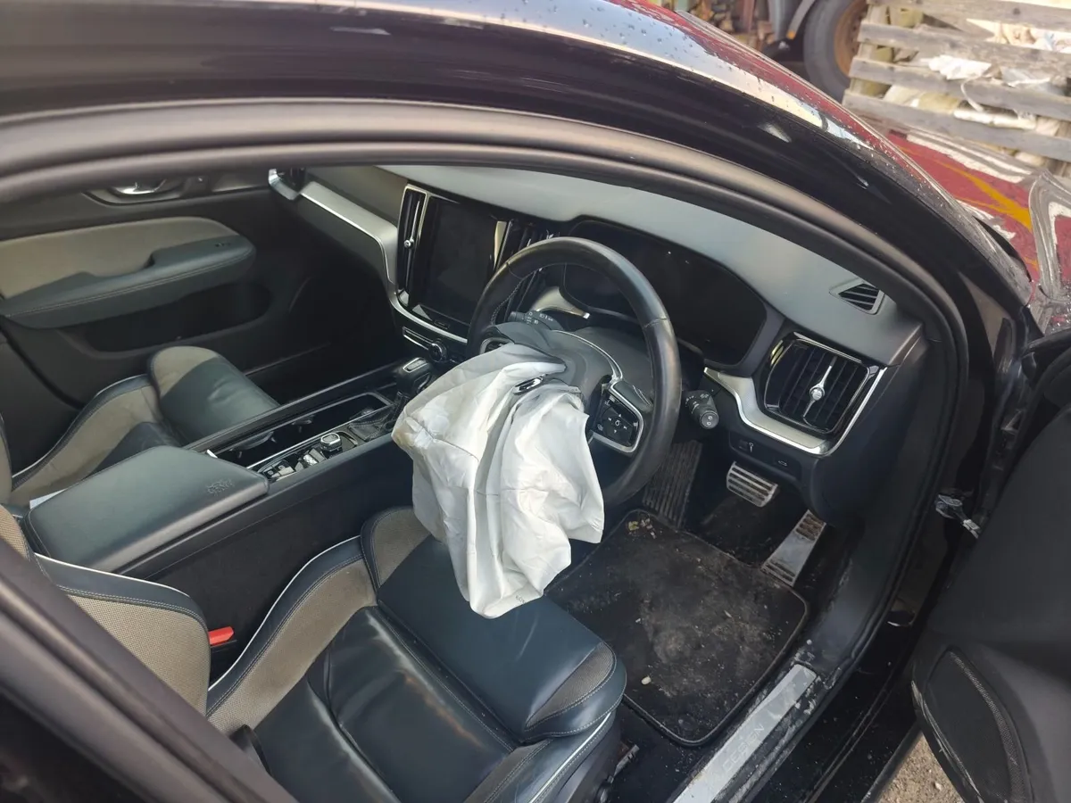 2021 volvo v60 - Image 2