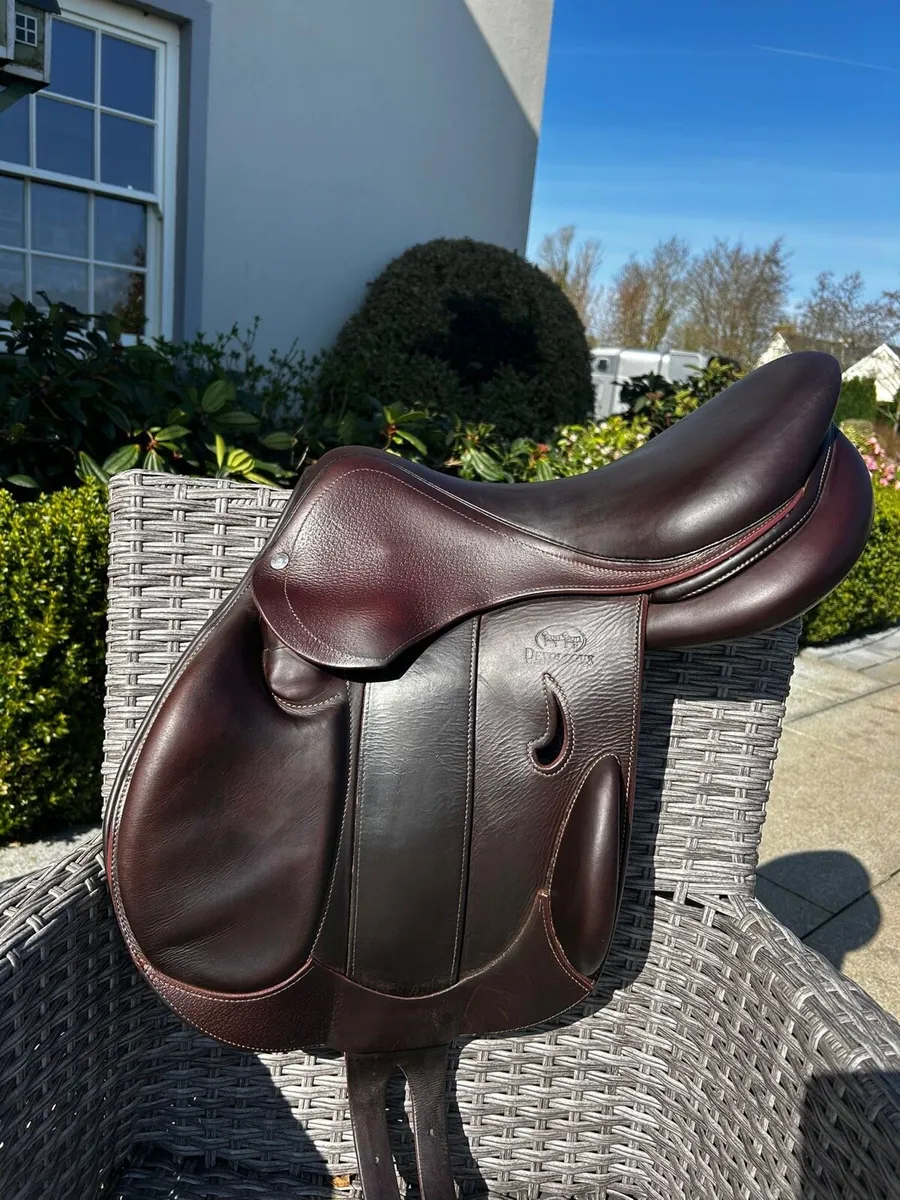 Devoucoux French Jump Saddle – Premium – Excellent - Image 1