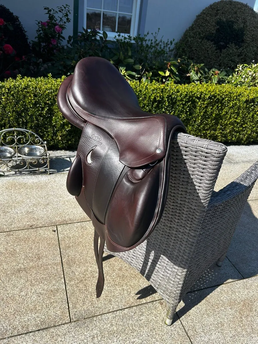 Devoucoux French Jump Saddle – Premium – Excellent - Image 2