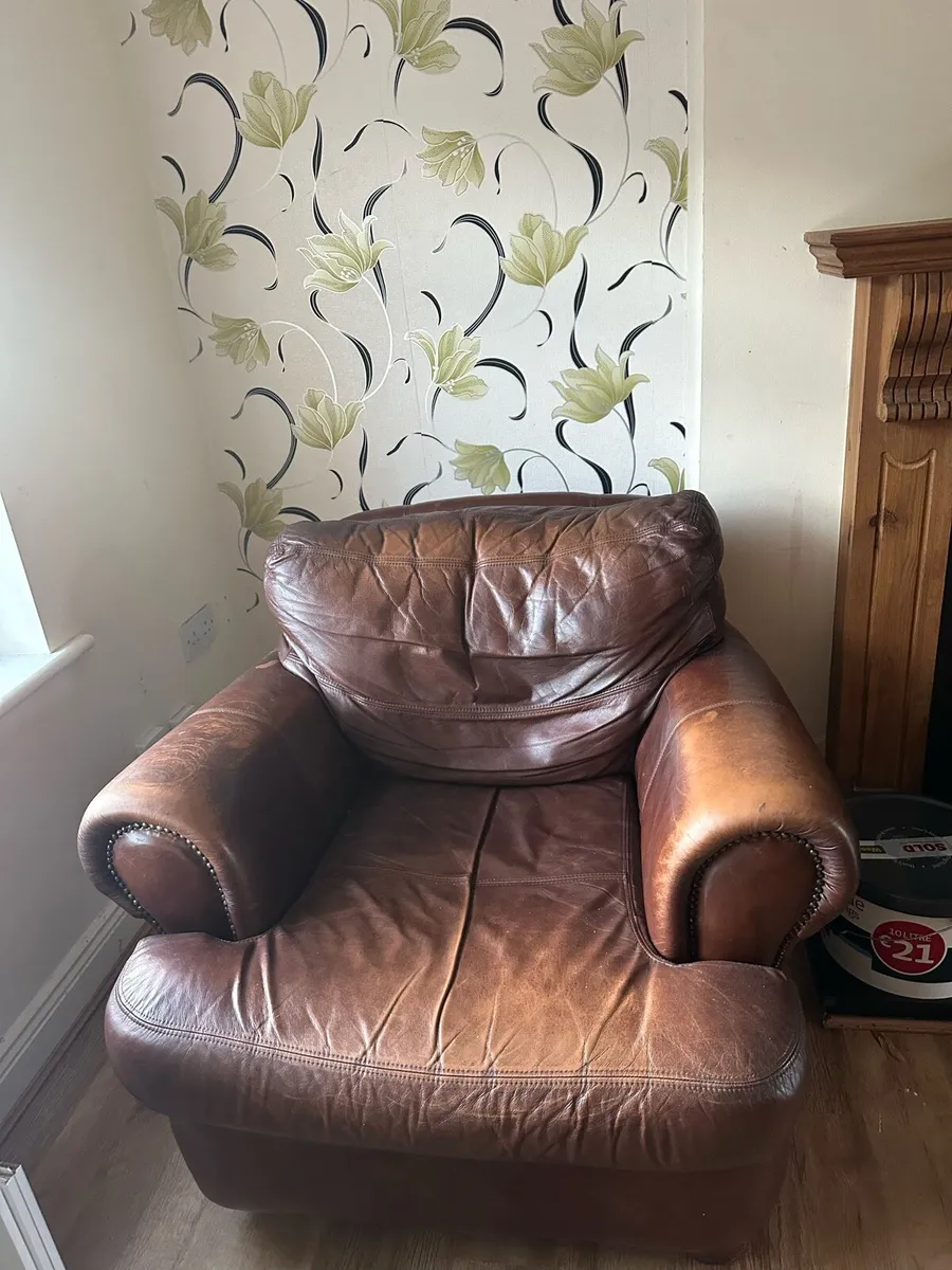 3 seater sofa and 3 armchairs - Image 2
