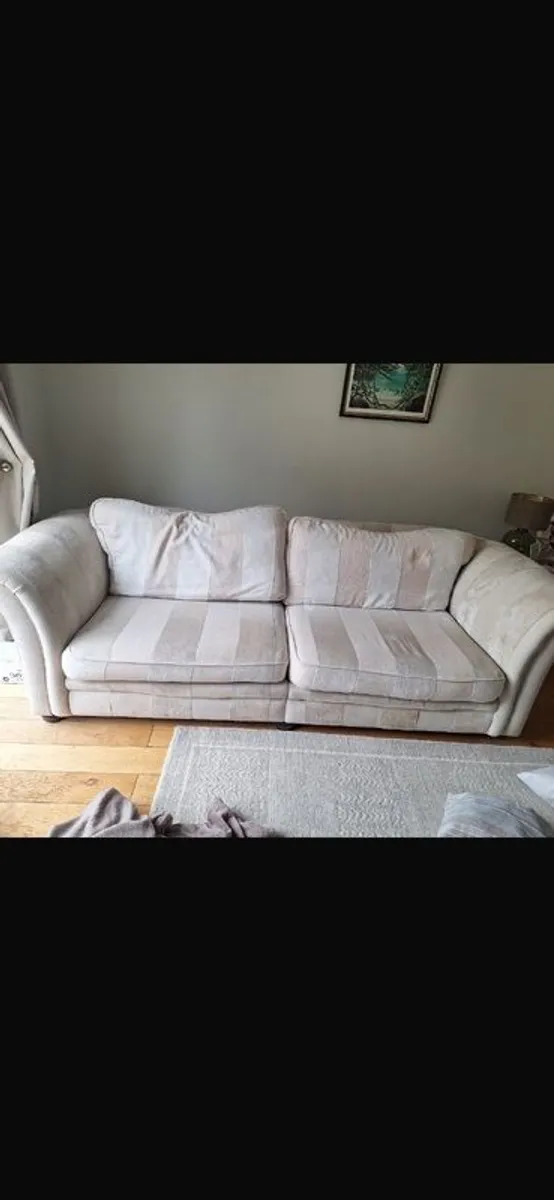 4 seater couch & 2 chairs - Image 1