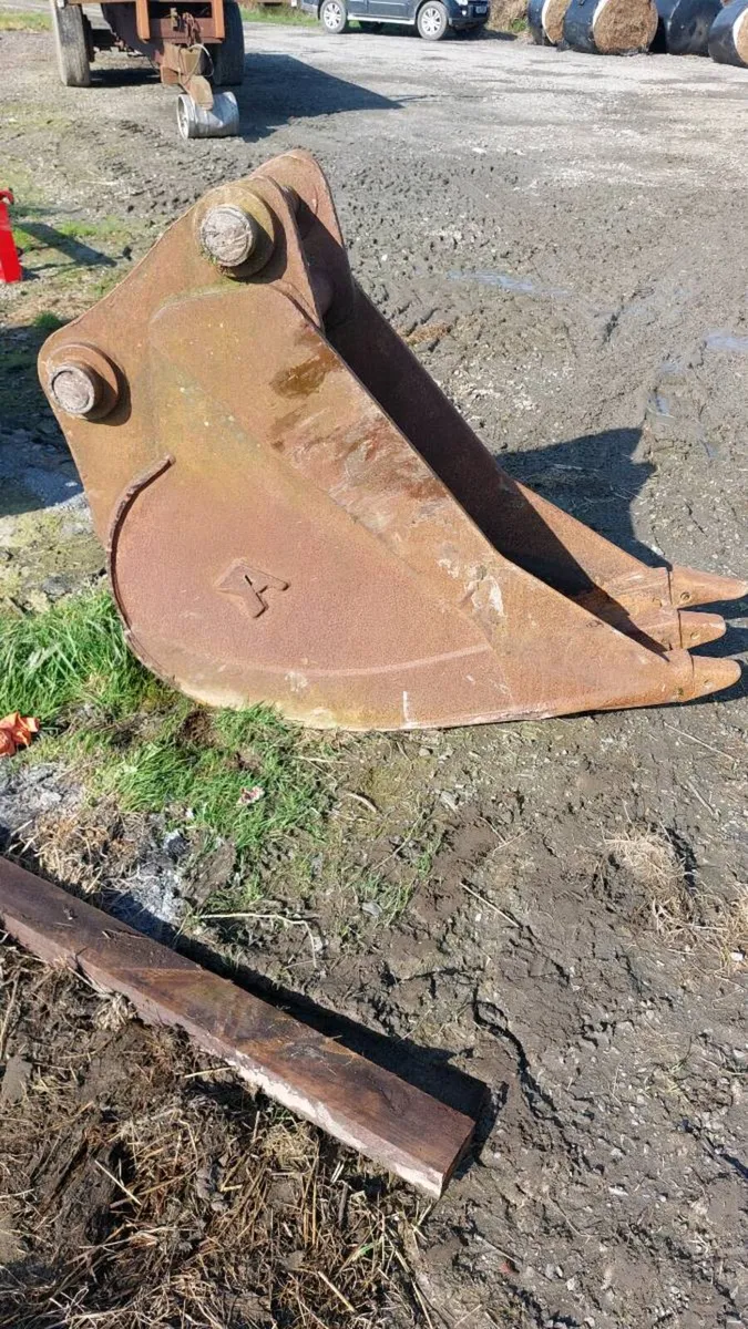 18" digging bucket - 70mm pins - Image 1