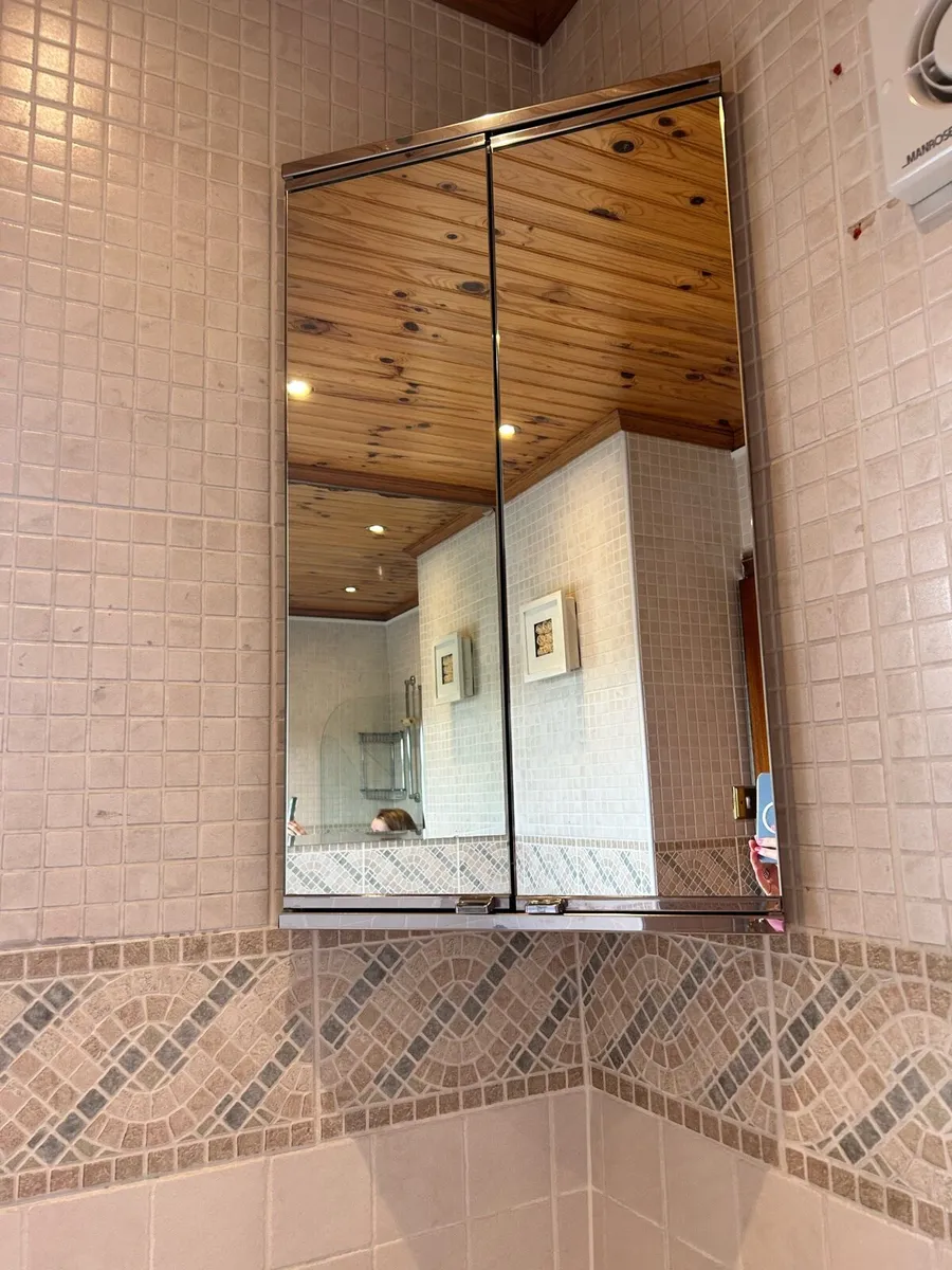 Mirrored bathroom corner cabinet