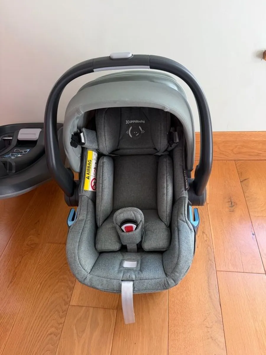 UPPAbaby mesa i-size car seat and isofix - Image 3
