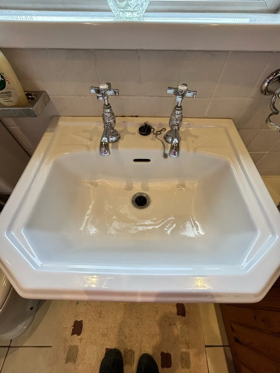 Bathroom suite - Image 2