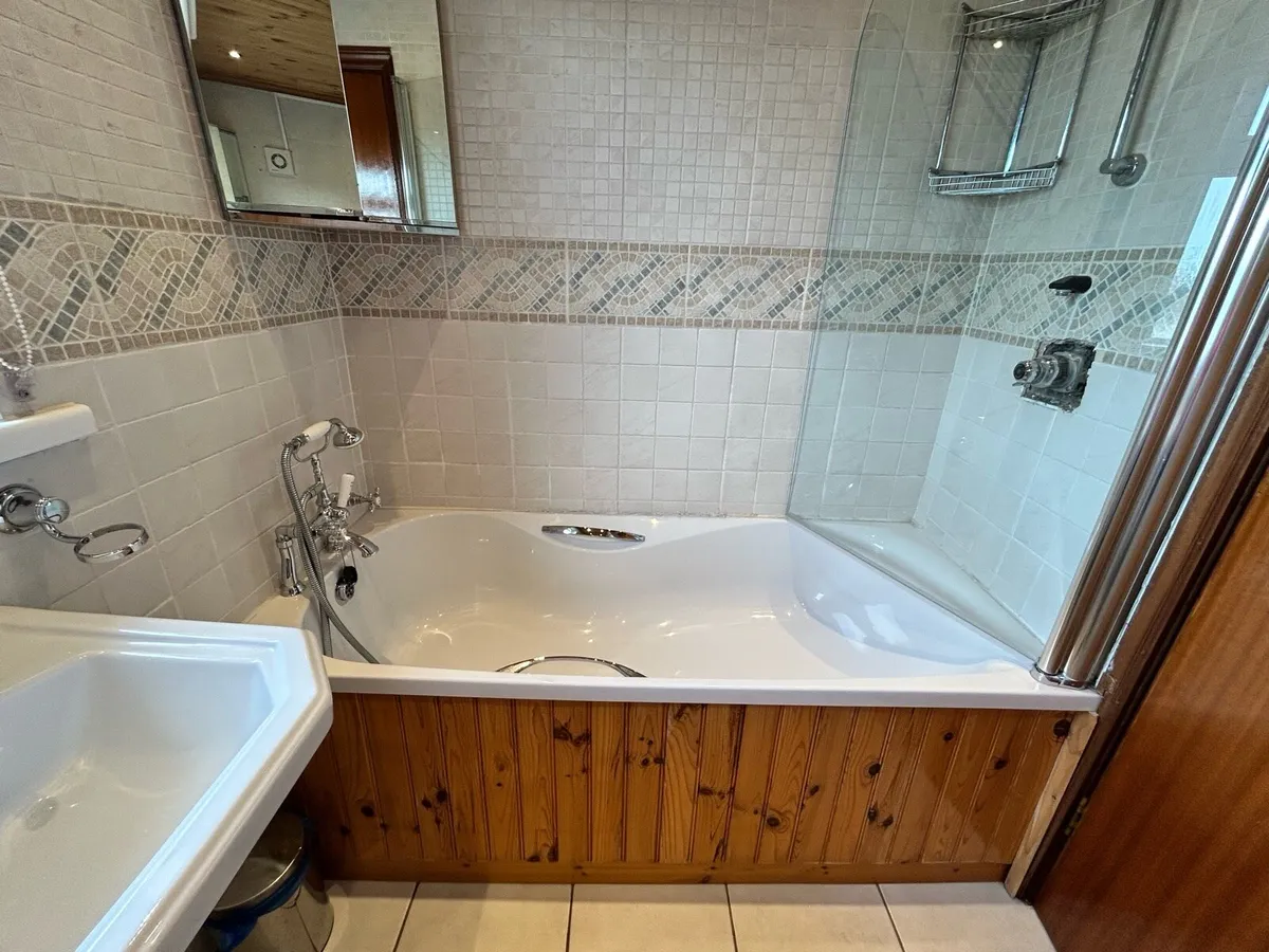 Bathroom suite - Image 4