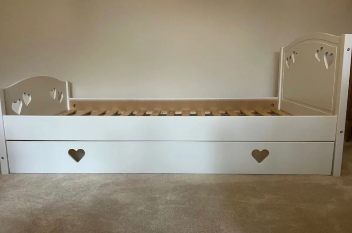 Single bed - Image 1