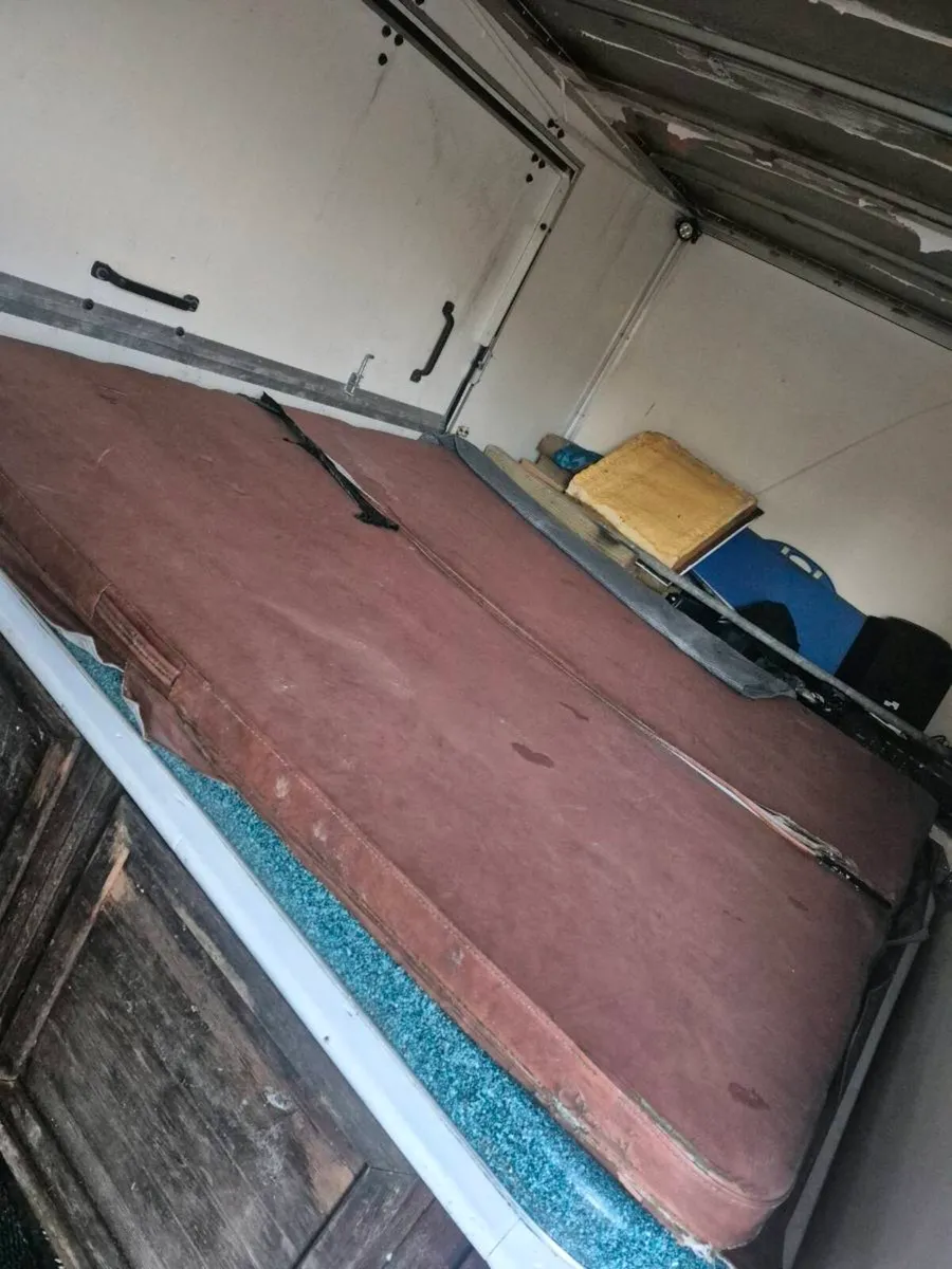 Hot tub with container - Image 3