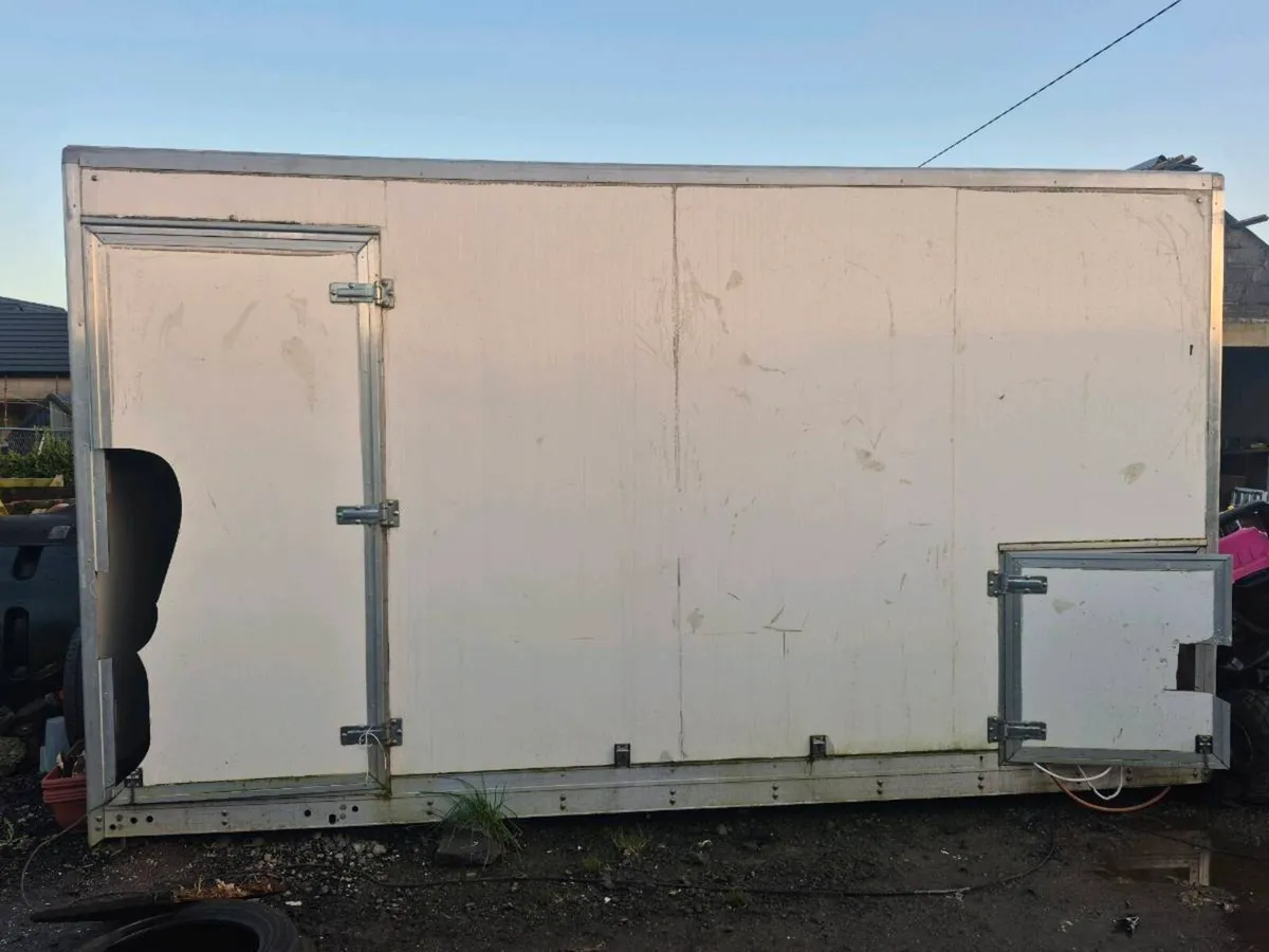 Hot tub with container - Image 4