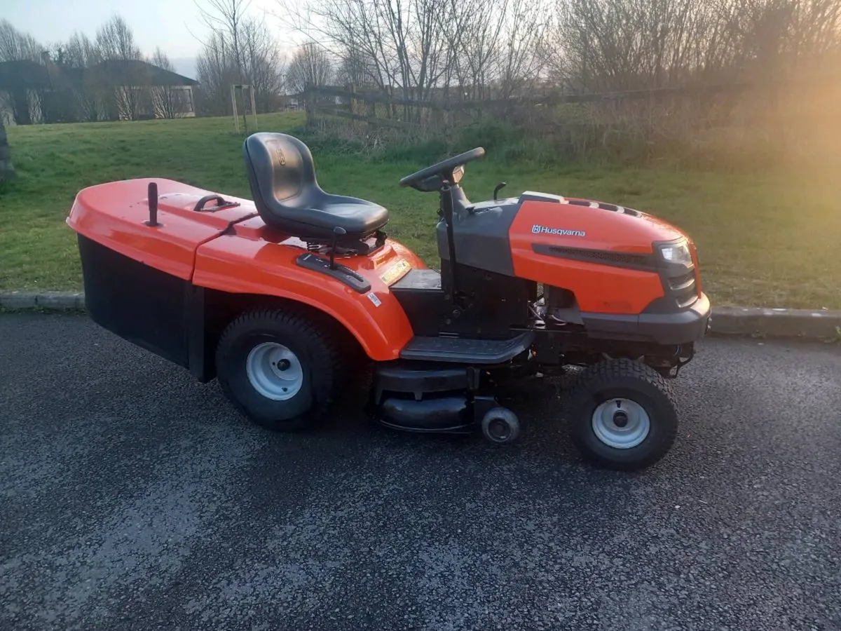 Ride on lawnmower - Image 1