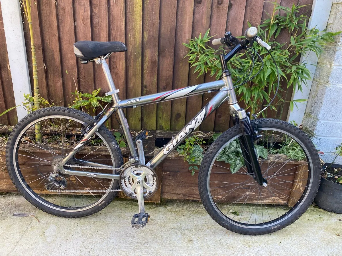 Giant rock 26 inch wheels 21 speed M size 19 - Image 1