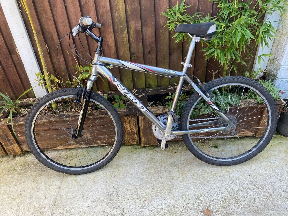 Giant rock 26 inch wheels 21 speed M size 19 - Image 4