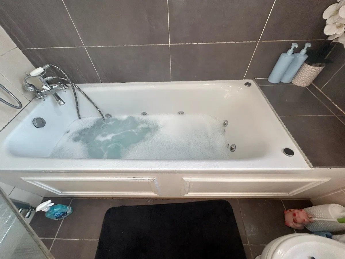 Jacuzzi bathtub - Image 1