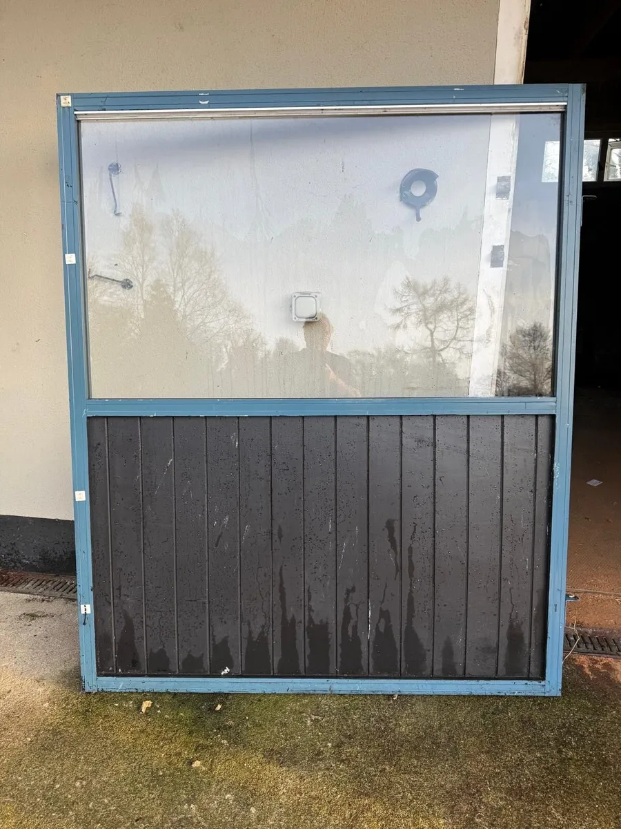 Restaurant /Bar windbreakers