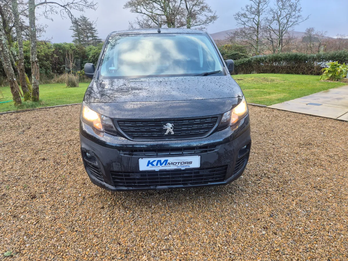 Commercial van - Image 2