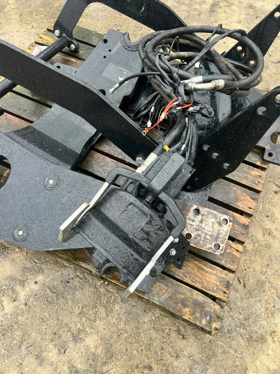 2022 Quicke loader brackets & hydraulics - Image 4