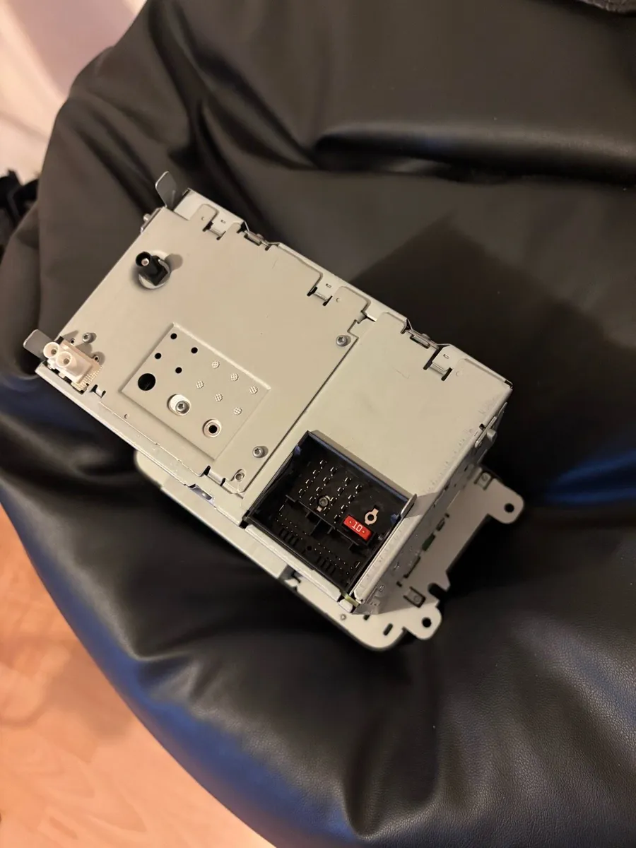 Volkswagen mk6 Golf radio - Image 2