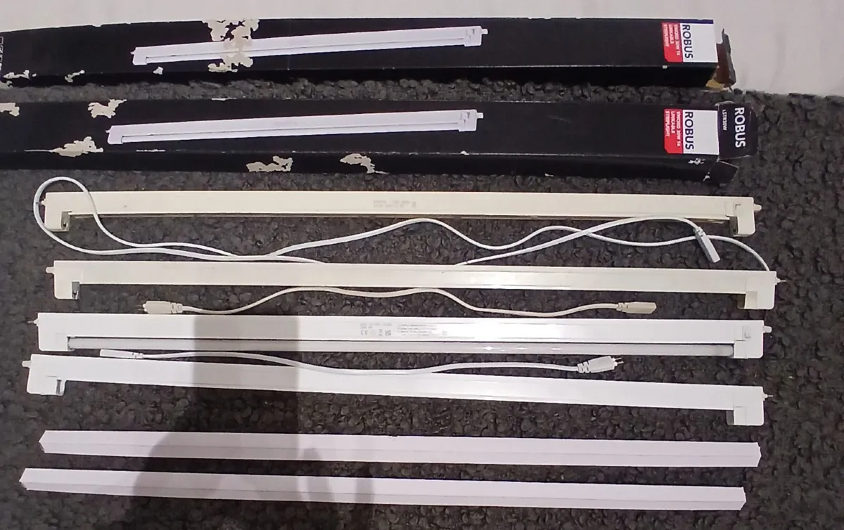 Light fittings and bulbs - Image 1