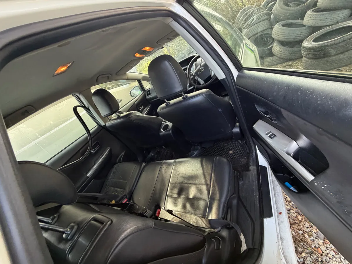 Toyota Prius Alpha 2015 - Image 4