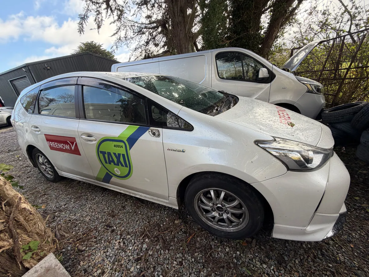 Toyota Prius Alpha 2015 - Image 2