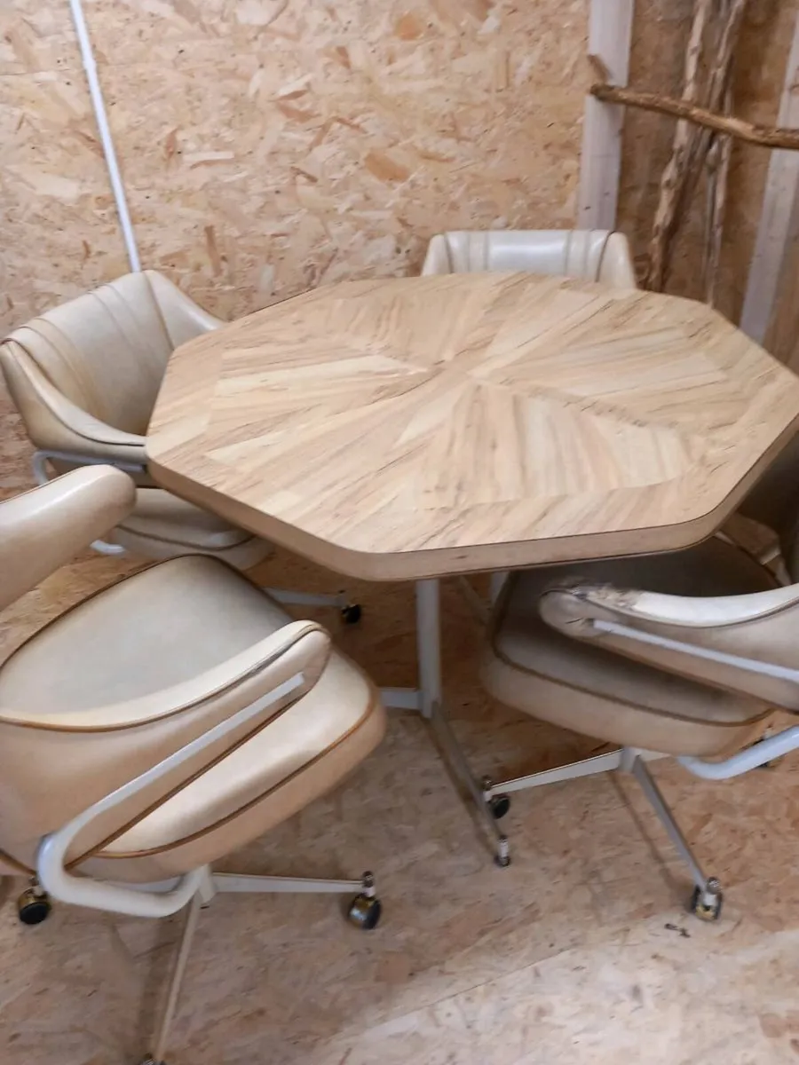 Kitchen table and chairs - Image 1