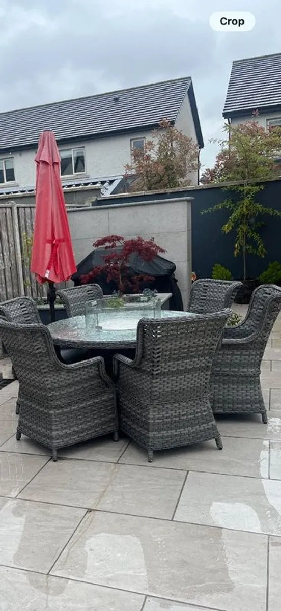 Table and chairs - Image 1