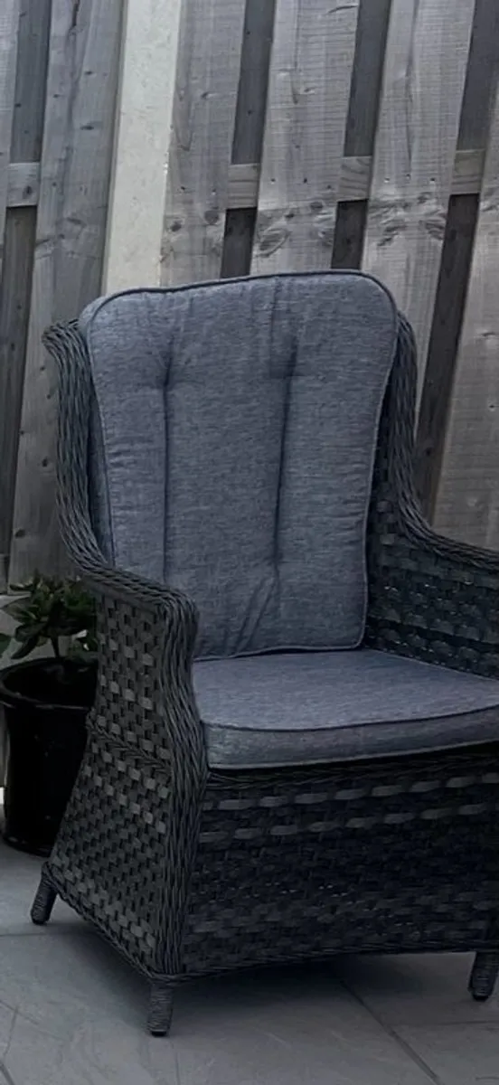 Table and chairs - Image 2