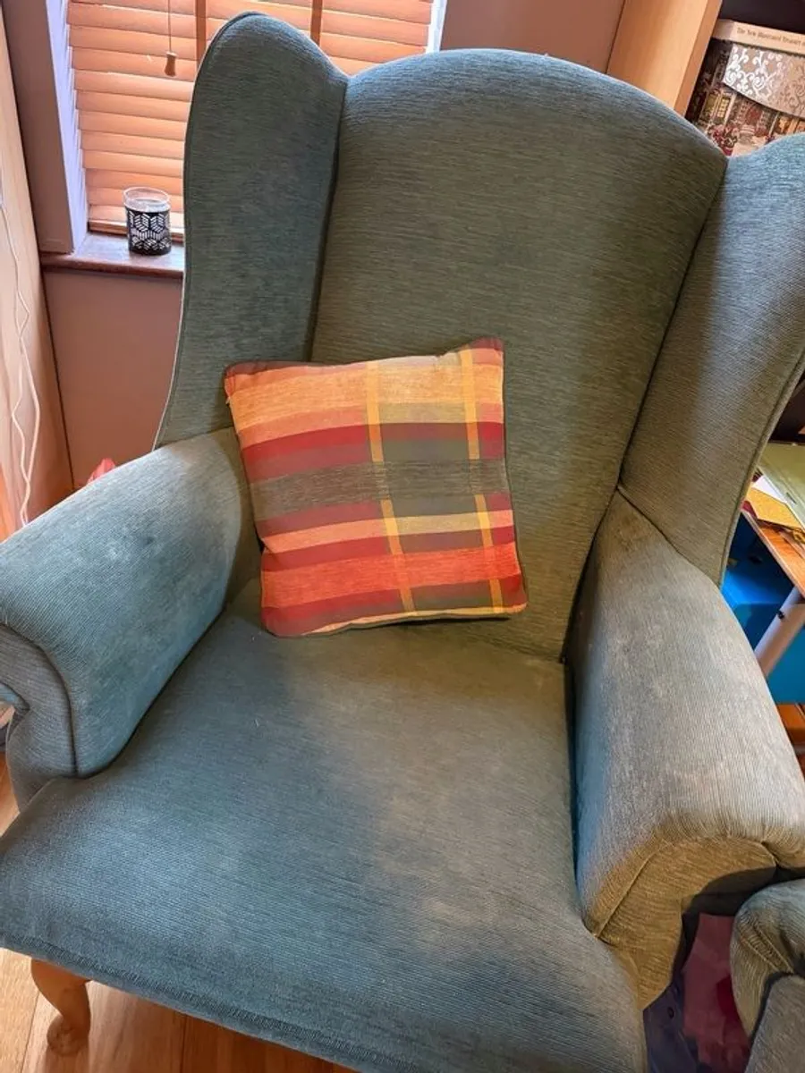 Comfortable 3 piece suite - Image 4