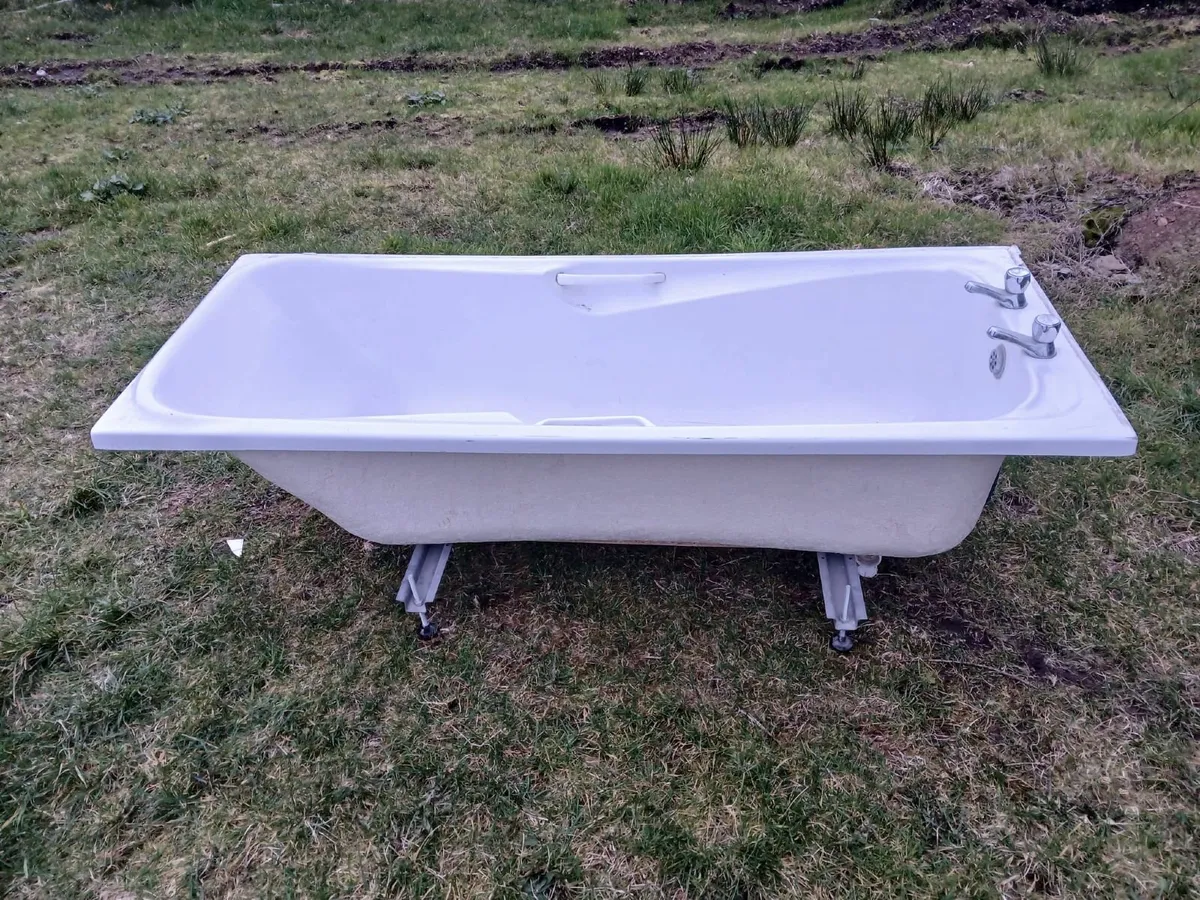 Bath, toilets, basins, showers and doors. - Image 1