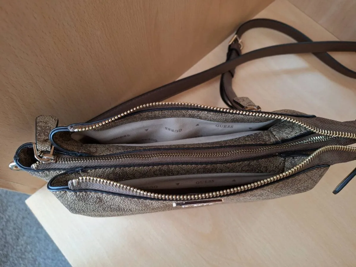 GUESS crossbody bag + wallet wristlet - Image 4
