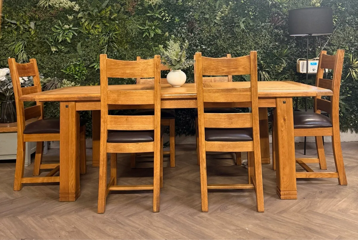 Extending oak kitchen table & 6 chairs - Image 1