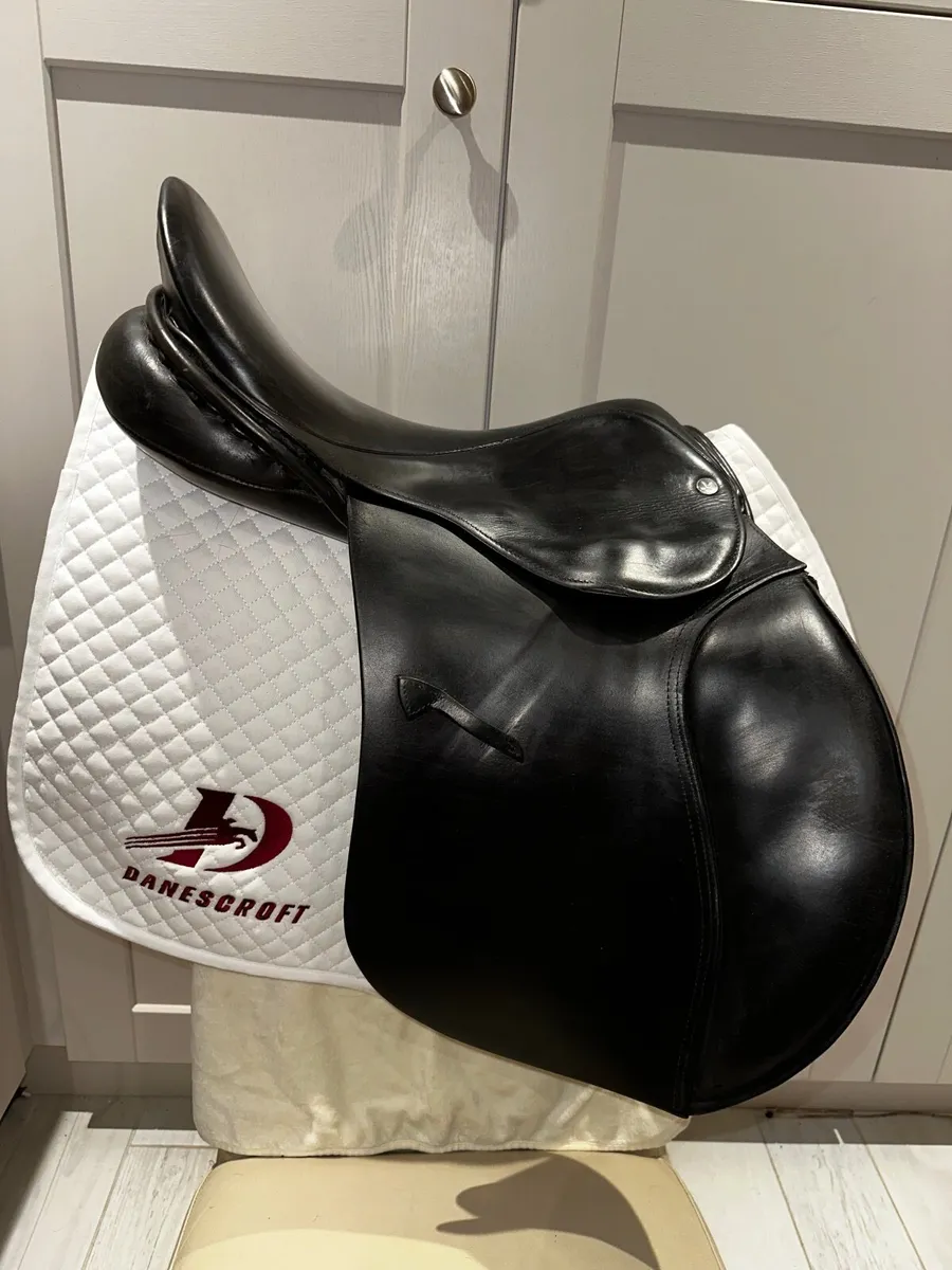 Falcon Hawk Black leather 17.5” seat GP/Jump saddl - Image 1