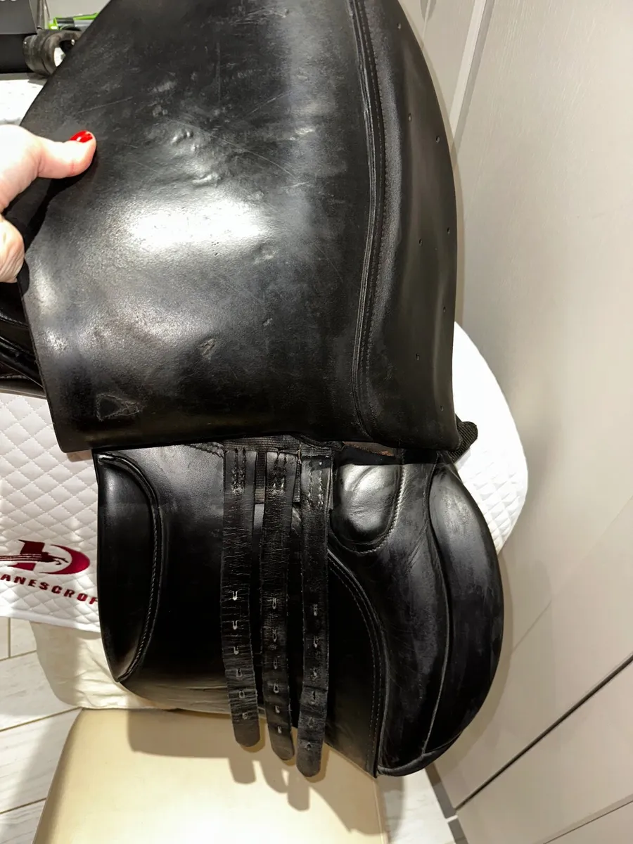 Falcon Hawk Black leather 17.5” seat GP/Jump saddl - Image 3