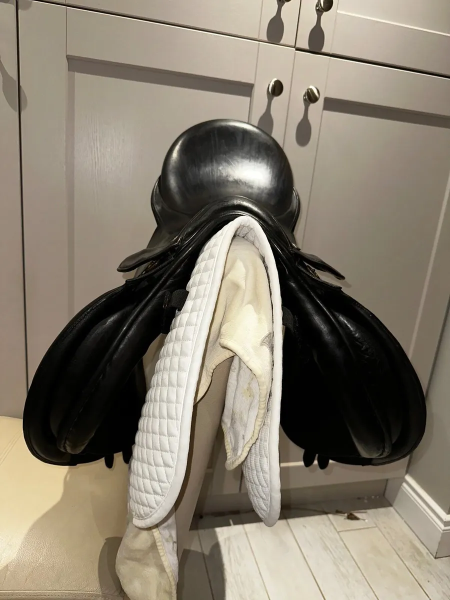 Falcon Hawk Black leather 17.5” seat GP/Jump saddl - Image 4