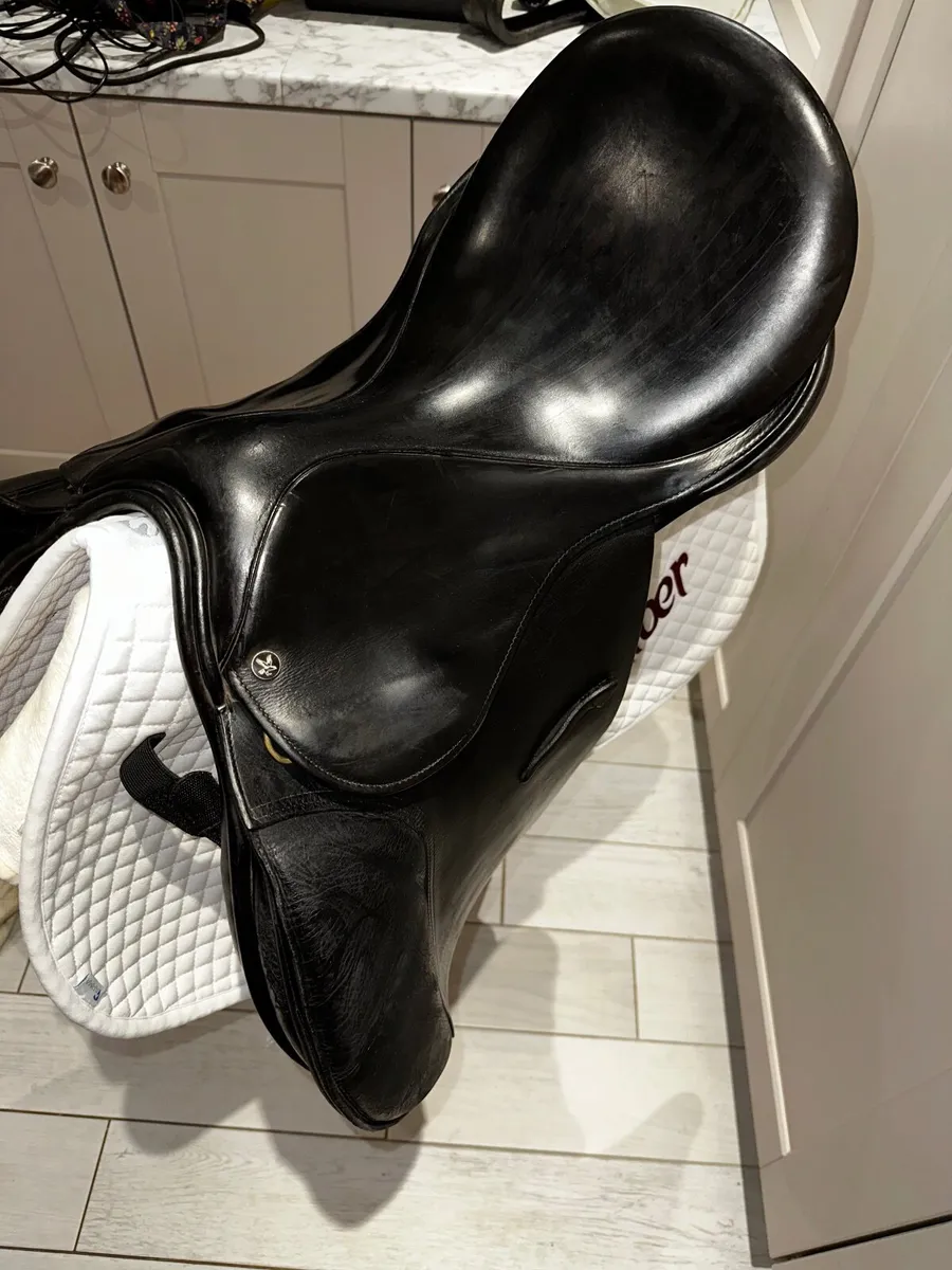 Falcon Hawk Black leather 17.5” seat GP/Jump saddl - Image 2