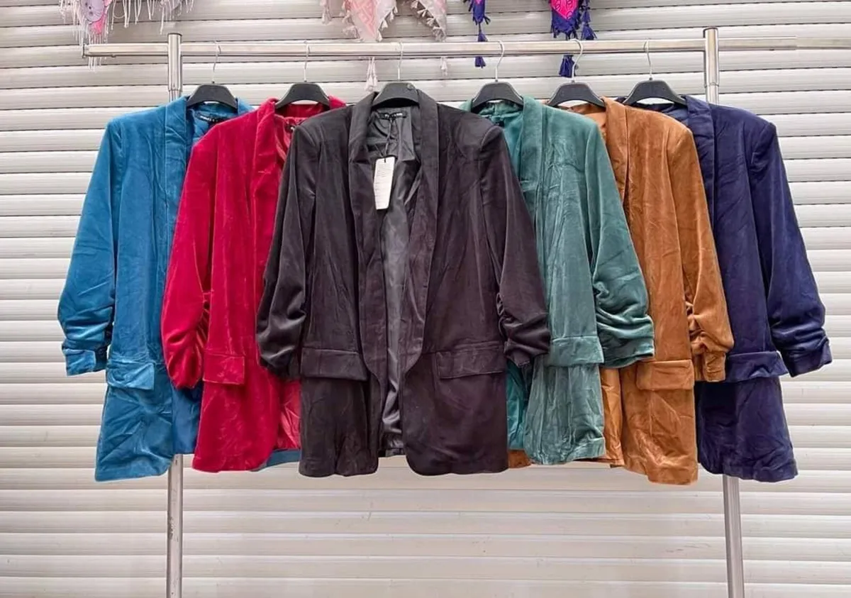 A three-pieces Wang Yellow Neon set with a skirt - Image 3