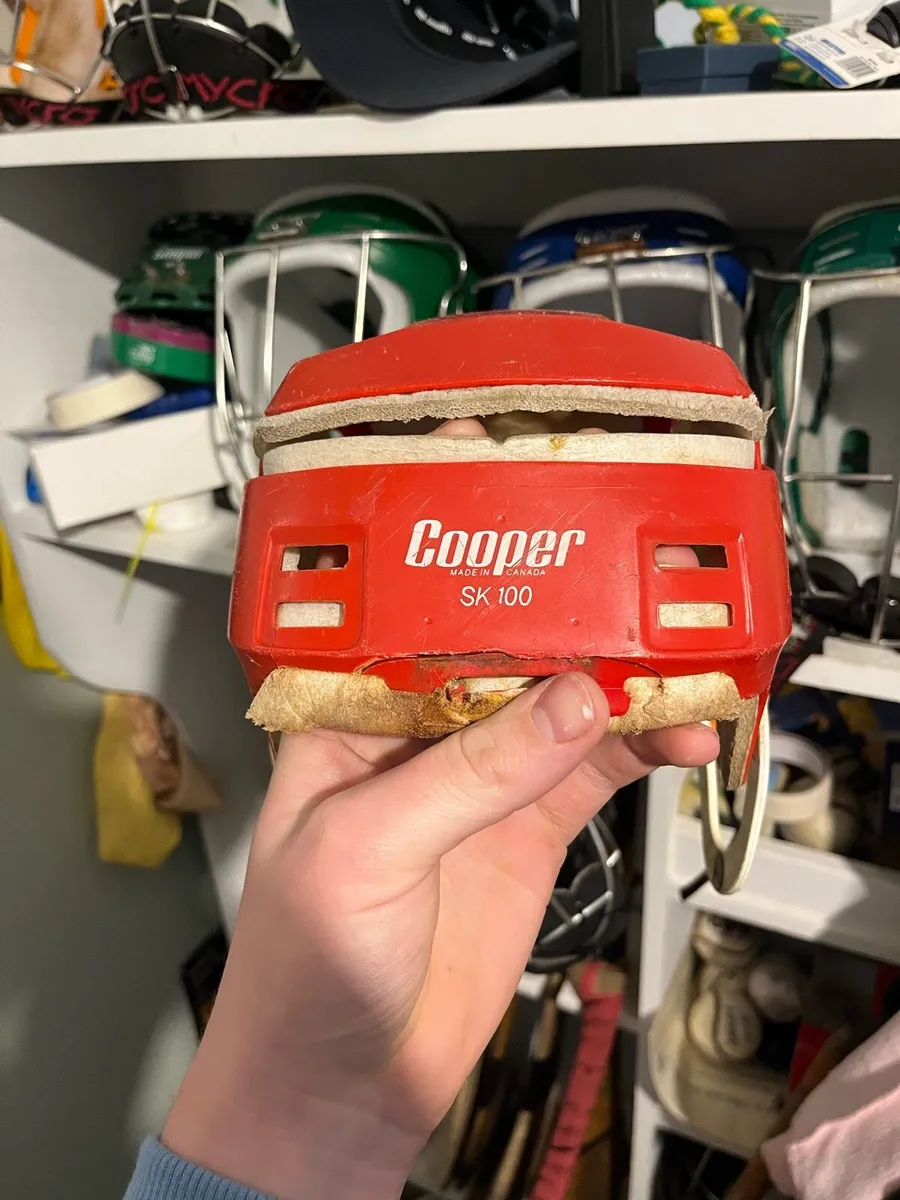 Red oldstyle non stitch cooper helmet - Image 1