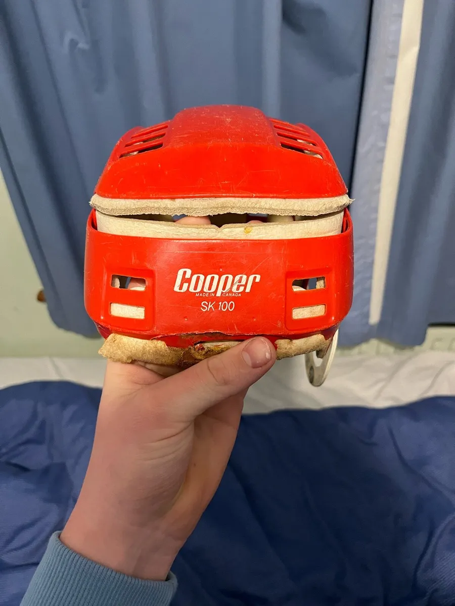 Red oldstyle non stitch cooper helmet - Image 2