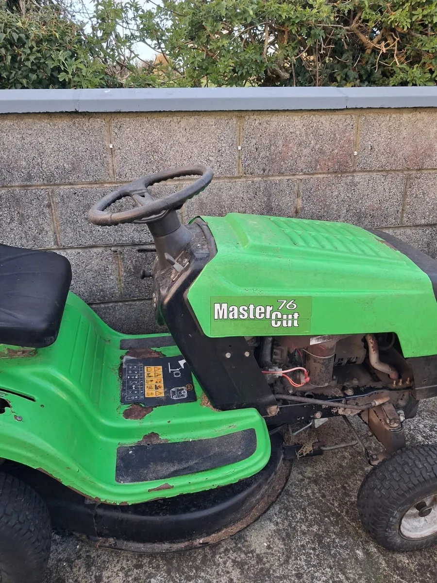 Ride on lawn mower - Image 1