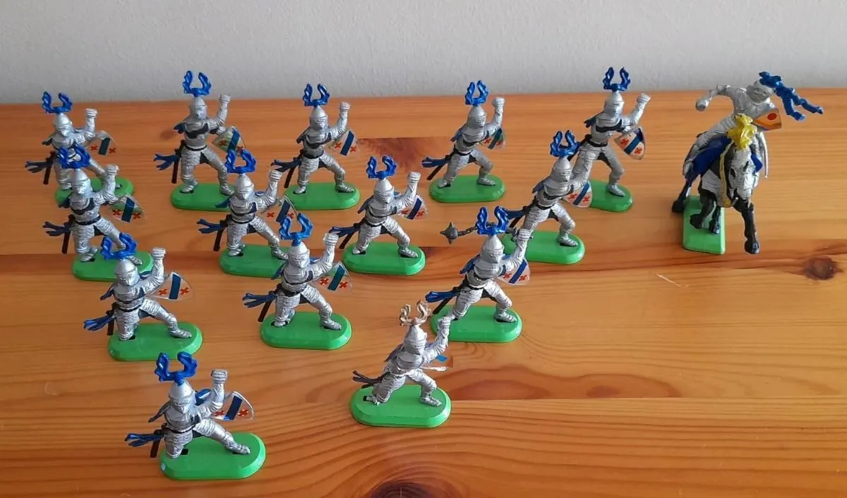 Vintage collectible Britains toy knights - Image 2