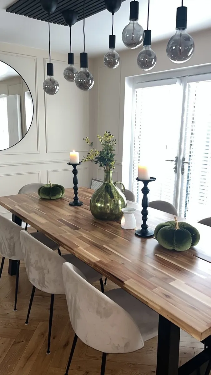 Dining table and chairs - Image 1