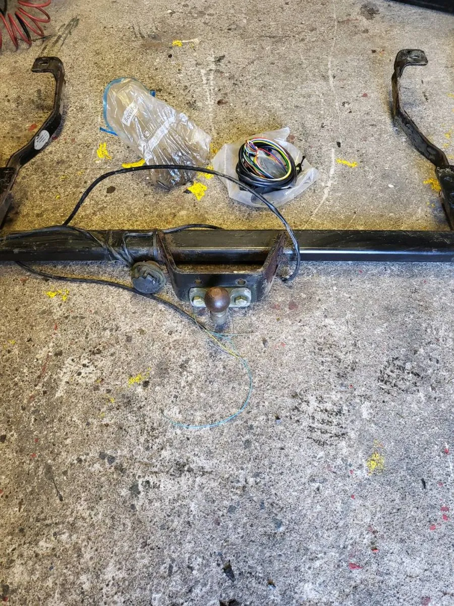 RENAULT TRAFFIC TOWBAR - Image 1