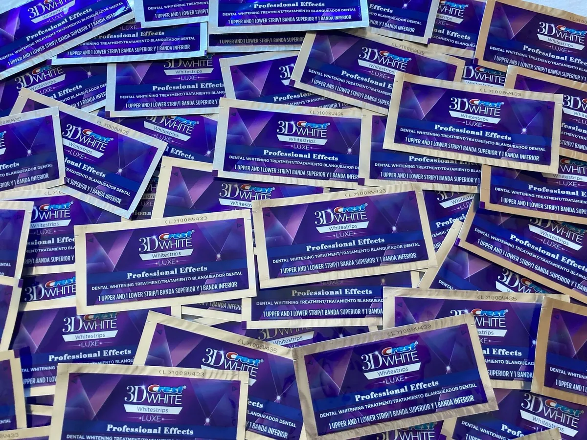 Crest 3D Teeth Whitening Strips - Image 1