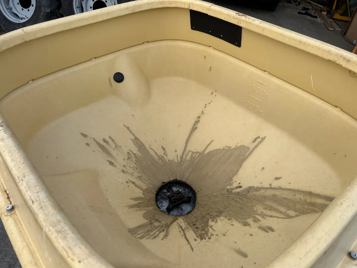 Vicon 1 Tonne Fertiliser Spreader - Image 4