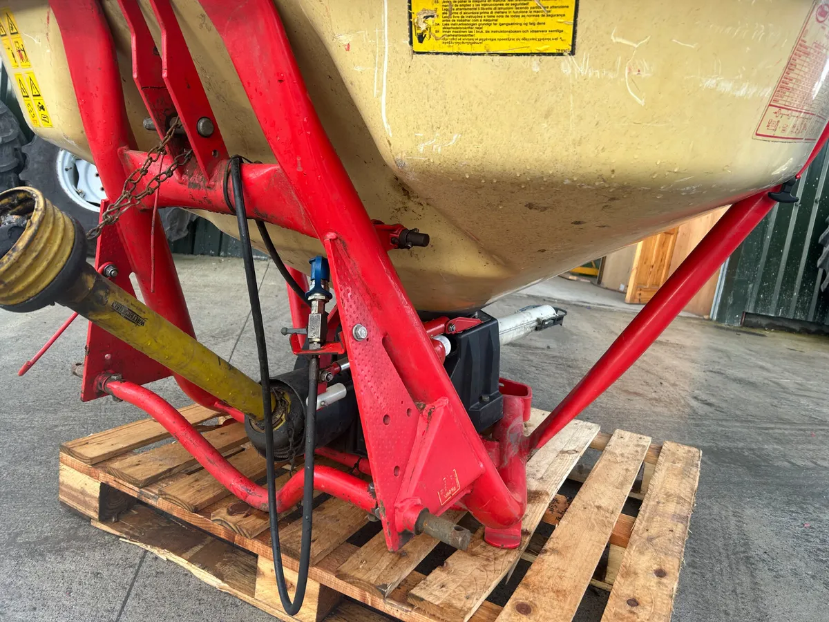 Vicon 1 Tonne Fertiliser Spreader - Image 3