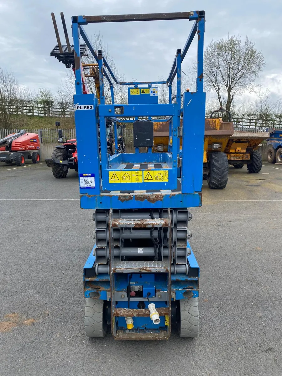 2016 GENIE GS2632 32FT NARROW ELECTRIC SCISSOR LIF - Image 2