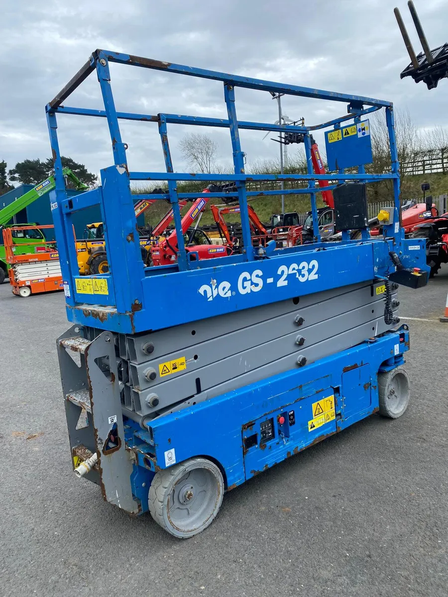2016 GENIE GS2632 32FT NARROW ELECTRIC SCISSOR LIF - Image 3