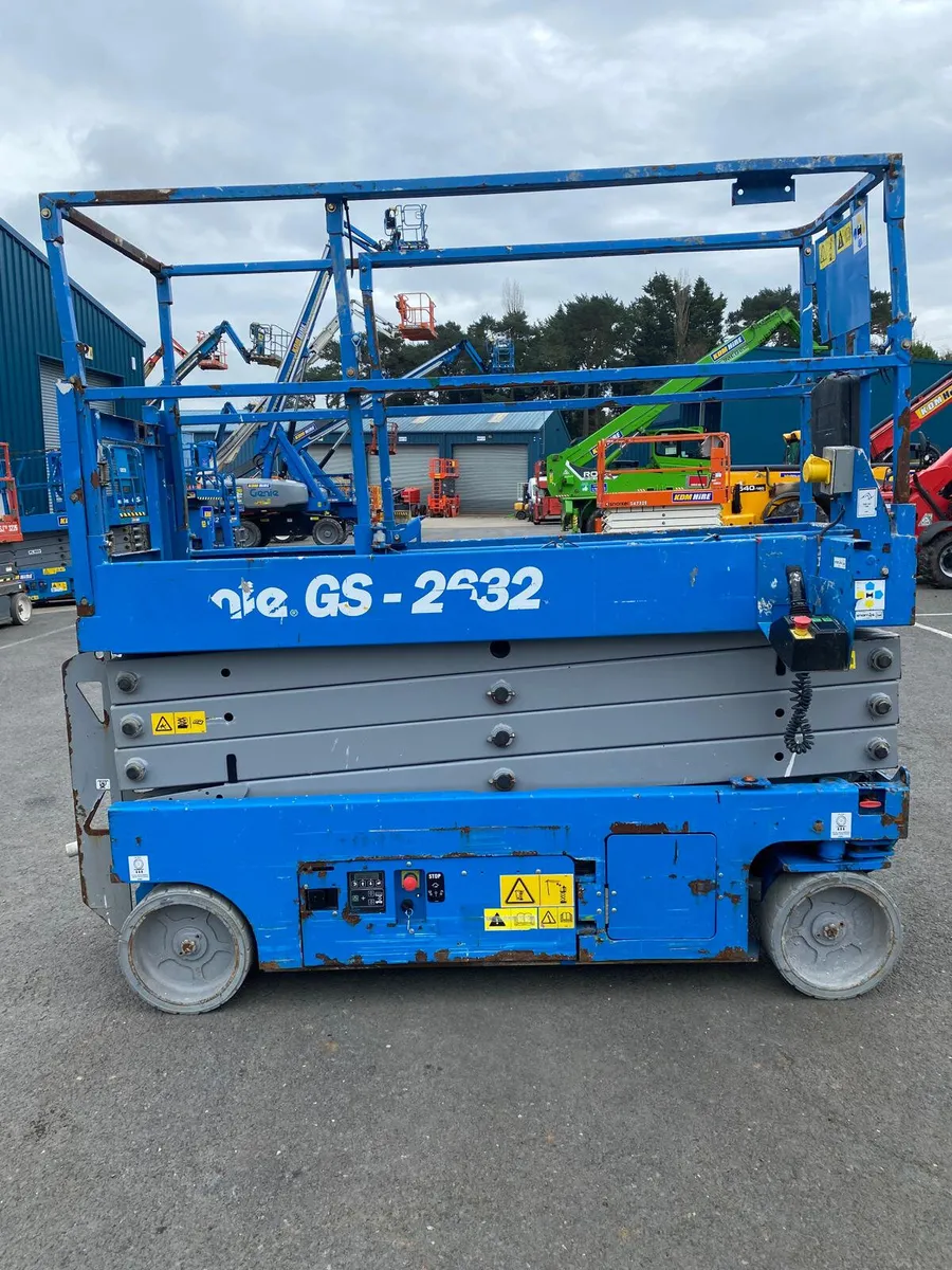 2016 GENIE GS2632 32FT NARROW ELECTRIC SCISSOR LIF - Image 4
